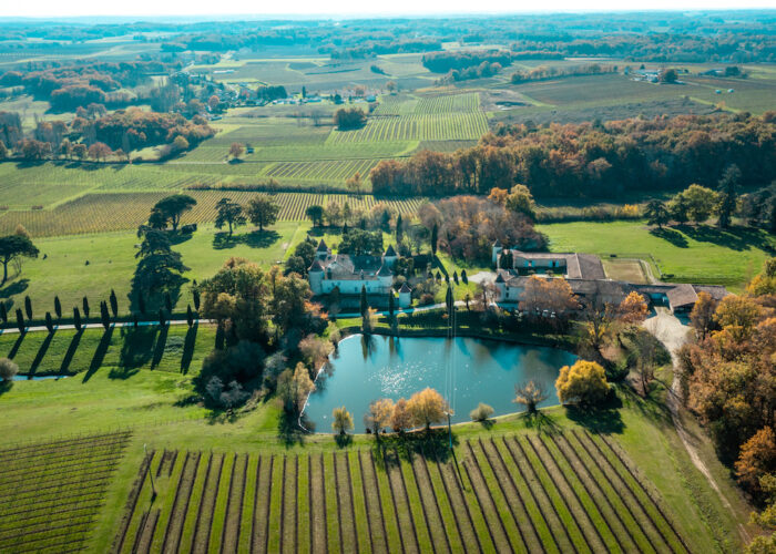 Vue en drone du Château Couronneau dans le Périgord